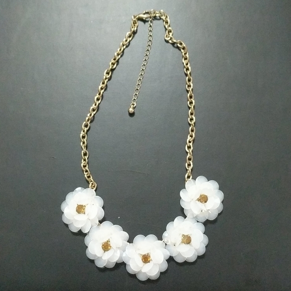Jewelry - 𝅺WHITE Flower Daisy Rhinestone Necklace